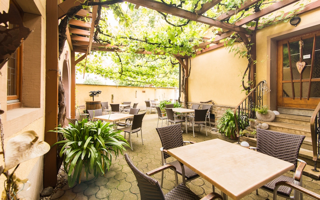 Brauner Bär - Innenhof