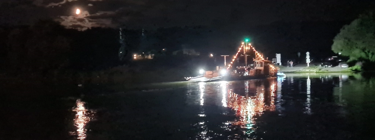 Mainfähre Fahr bei Nacht