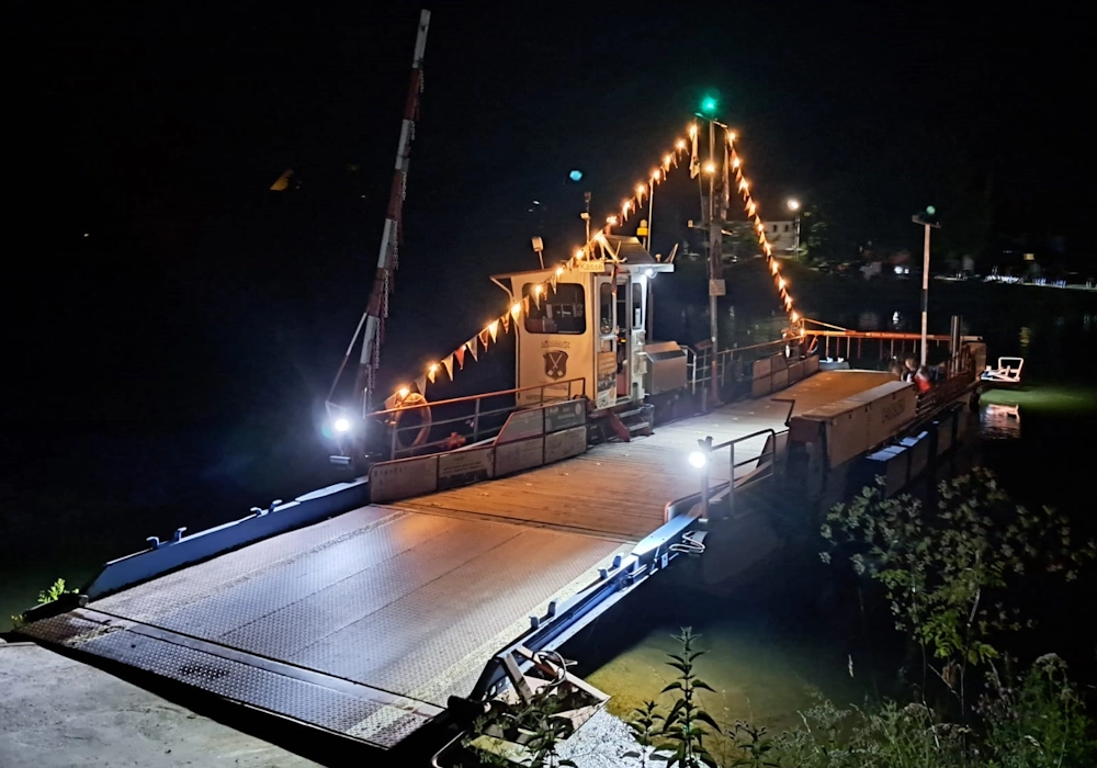 Mainfähre Fahr bei Nacht
