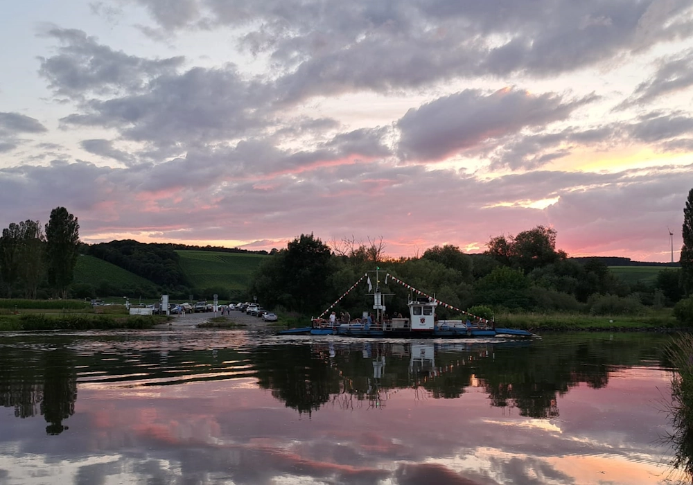 Mainfähre Fahr im Abendrot