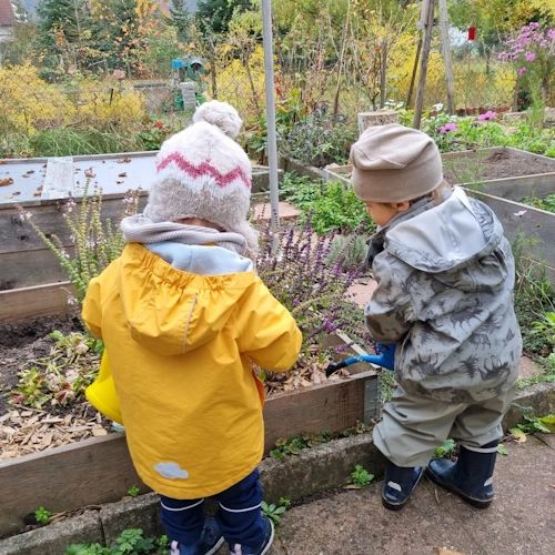 beim Blumen gießen (Foto: Spatz & Bengel)